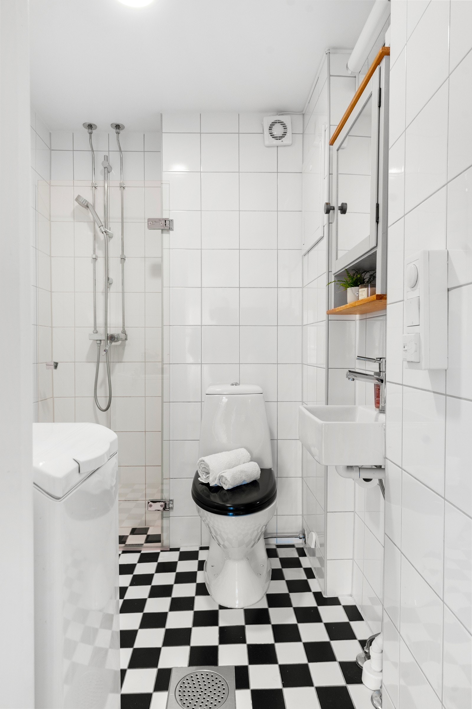 Det er elektrisk styrt vifte og luftespalte under dør for lufttilførsel. Fellesvaskeri i bygget. Galleribilde