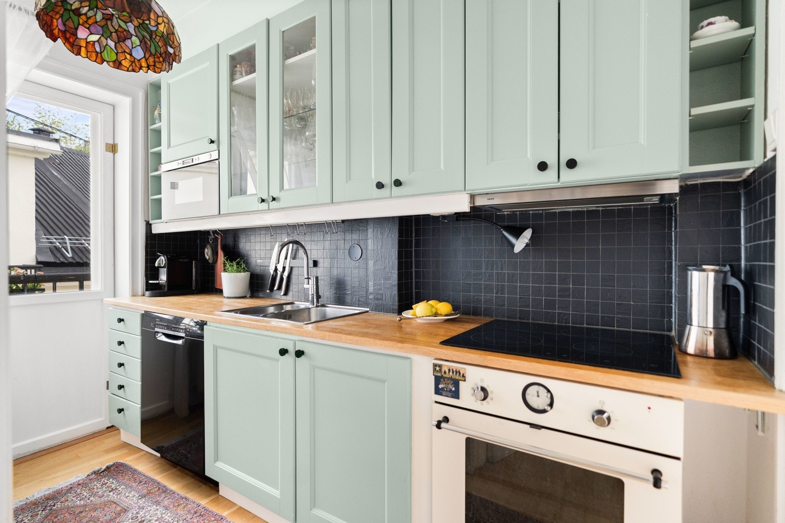 Integrert i kjøkkeninnredningen er platetopp, komfyr og mikro. Frittstående oppvaskmaskin, samt kjøleskap og fryser plassert i egne skap i spisestuen Galleribilde