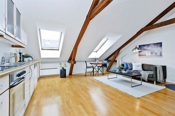 Leiligheten har god planløsning. Flotte detaljer som takbjelker og vedovn gir stuen et flott særpreg Galleribilde