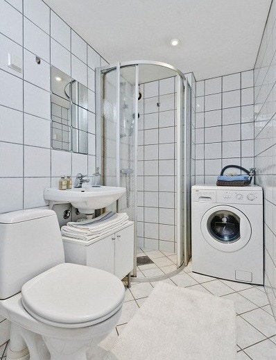 Flislagt baderom med vaskemaskin. Galleribilde