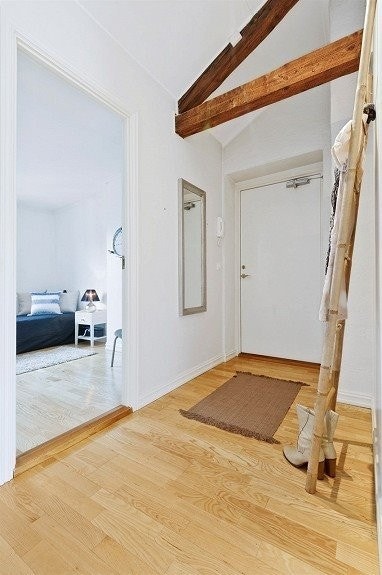 Entré med medfølgende garderobeskap. Adkomst til alle leilighetens rom fra entré. Galleribilde