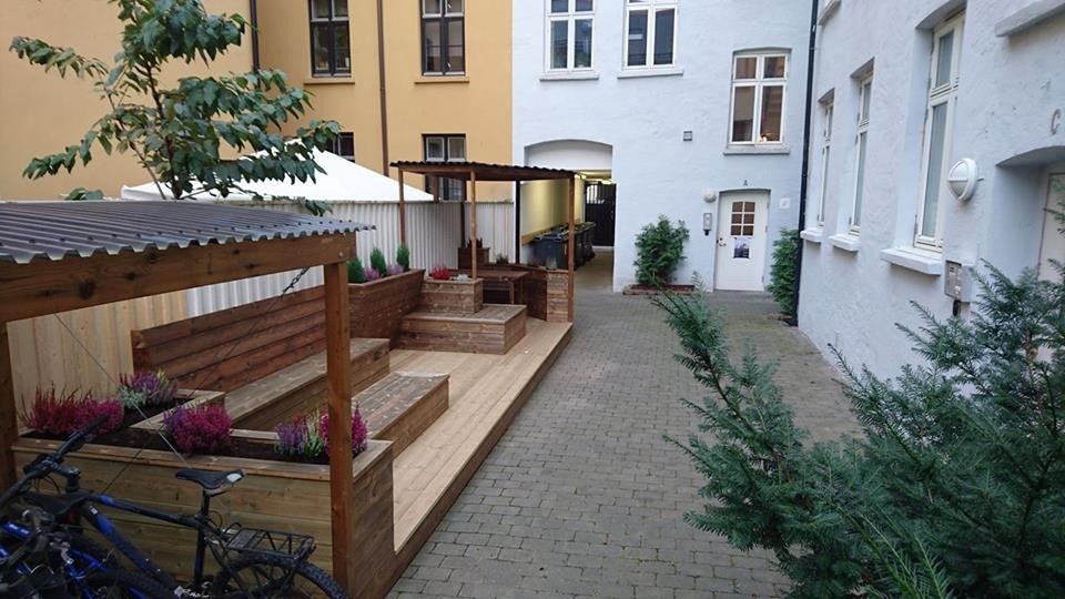 Hyggelig avlåst bakgård med sitteplasser. Galleribilde