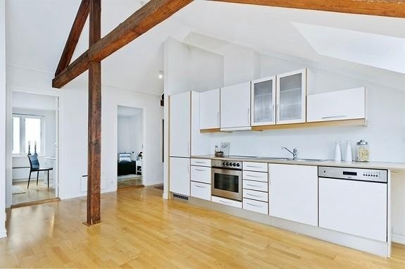 Åpen løsning mellom kjøkken og stue. Oppvaskmaskin, kombiskap, integrert komfyr og platetopp inkl. Galleribilde