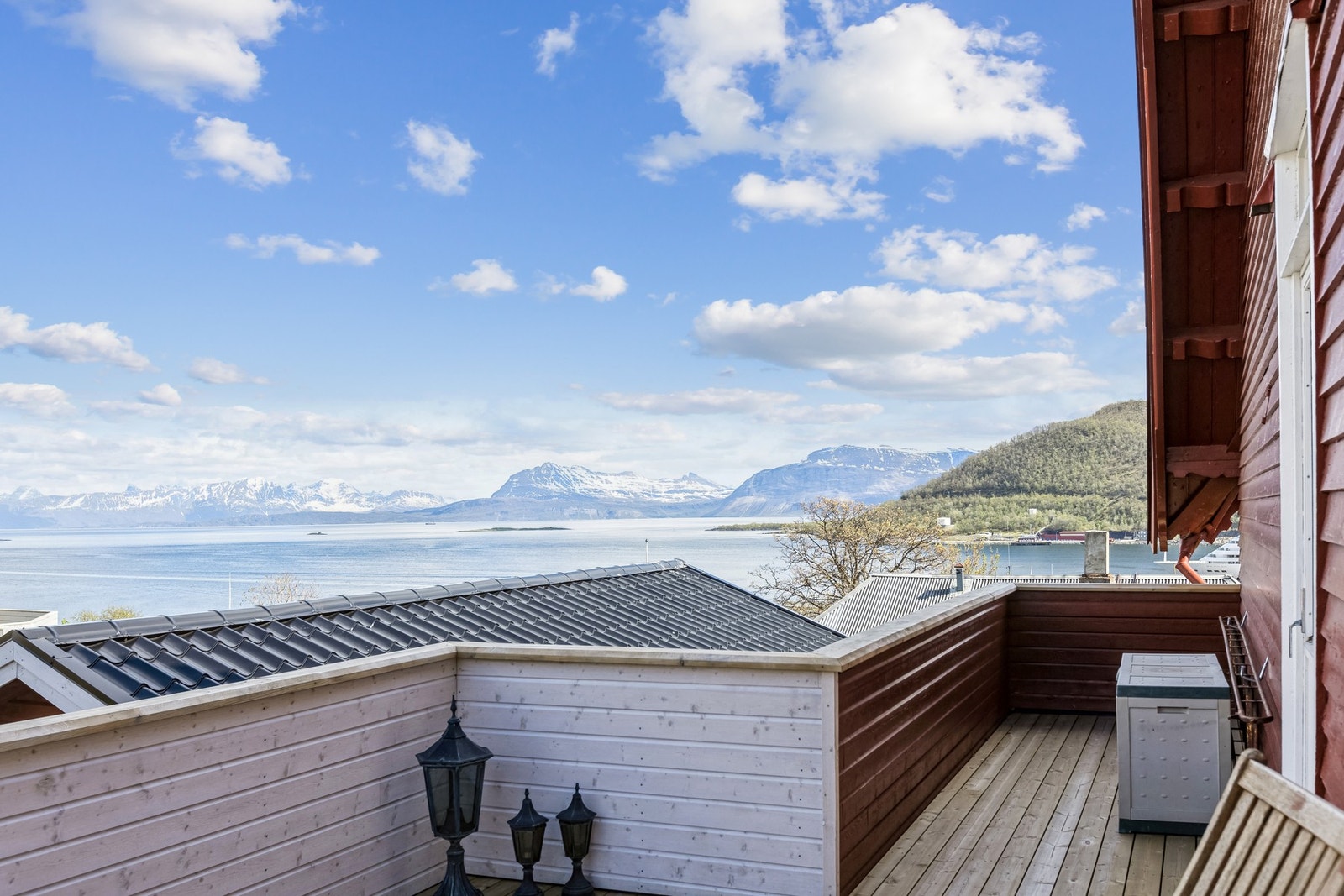 Sjekk den utsikten i fra en av to verandaer Galleribilde