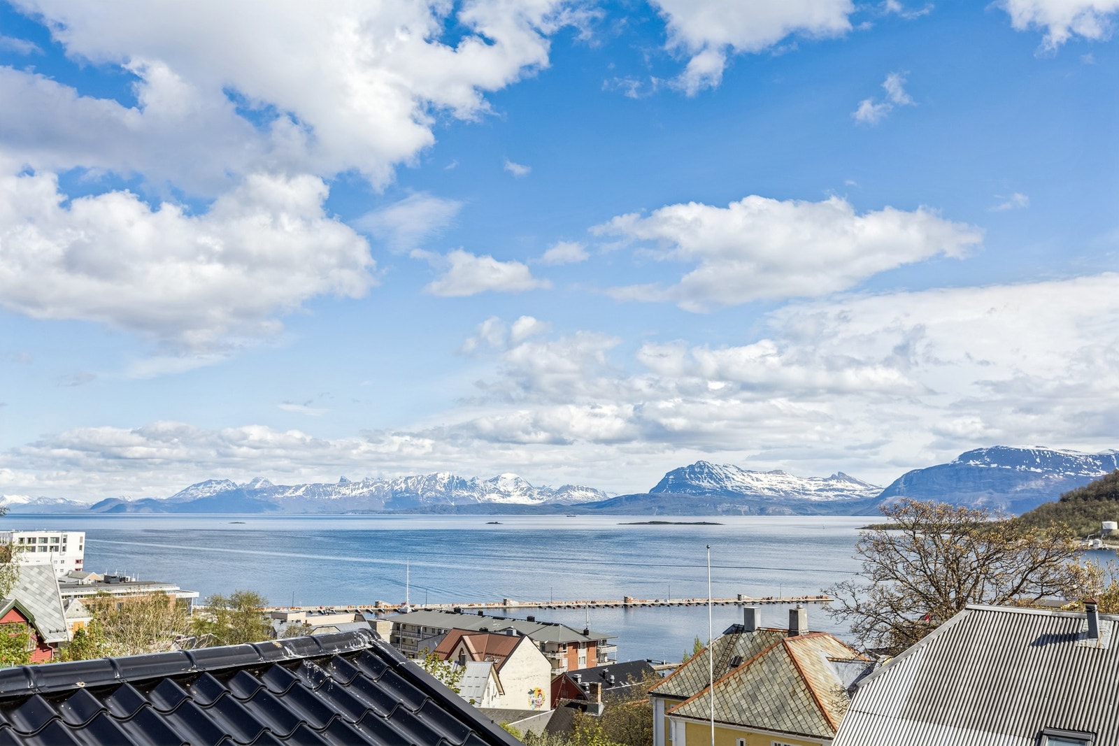 Panoramautsikt over byen og Vågsfjorden Galleribilde