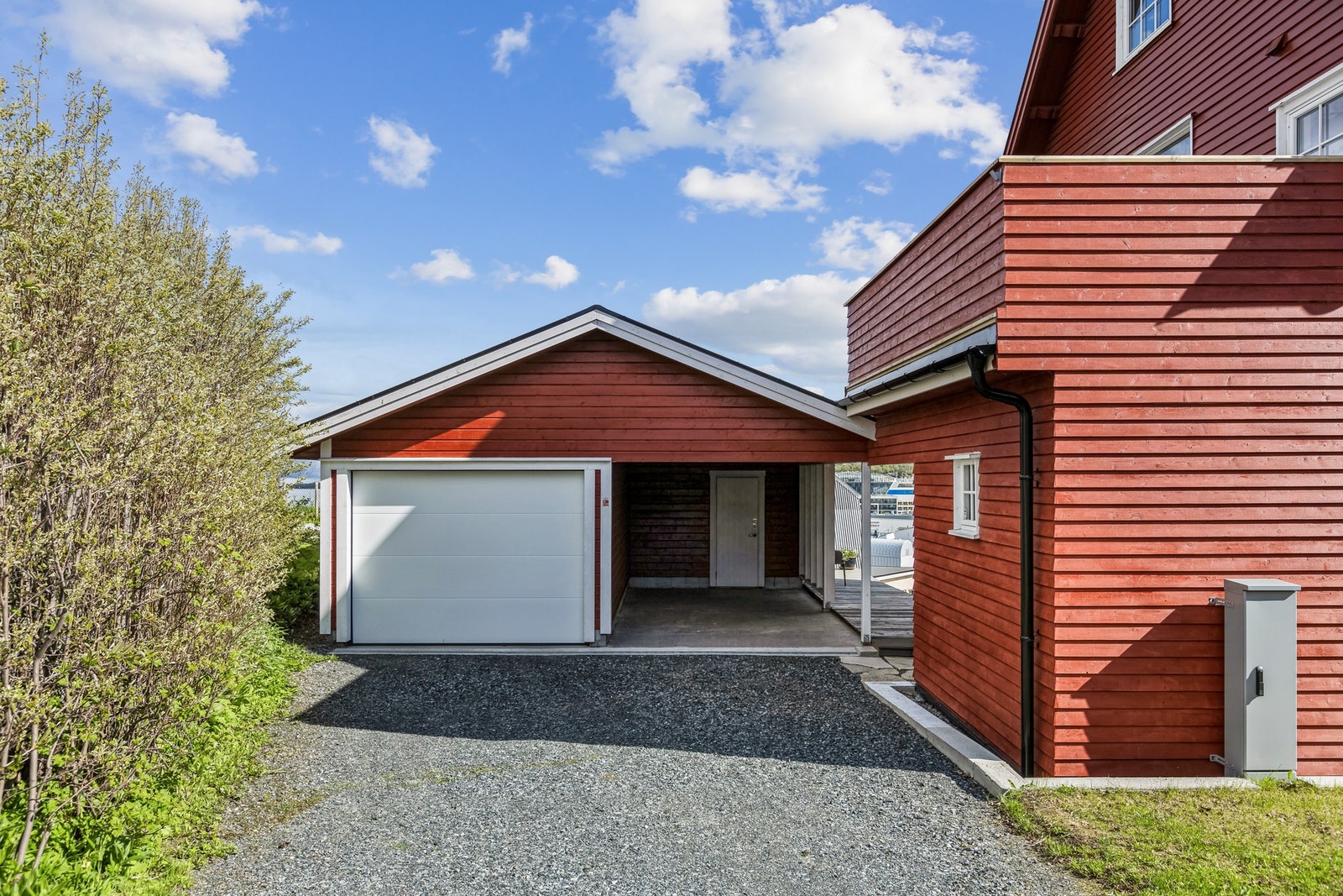 Ny garasje med carport og utebod Galleribilde