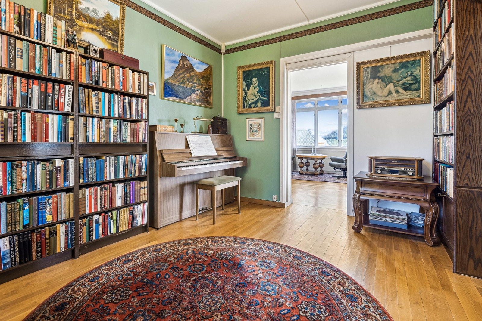 Boligen har eget bibliotek Galleribilde