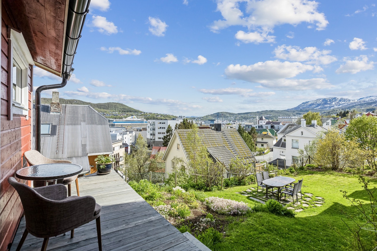 Flere skjermede uteplasser rundt boligen Galleribilde