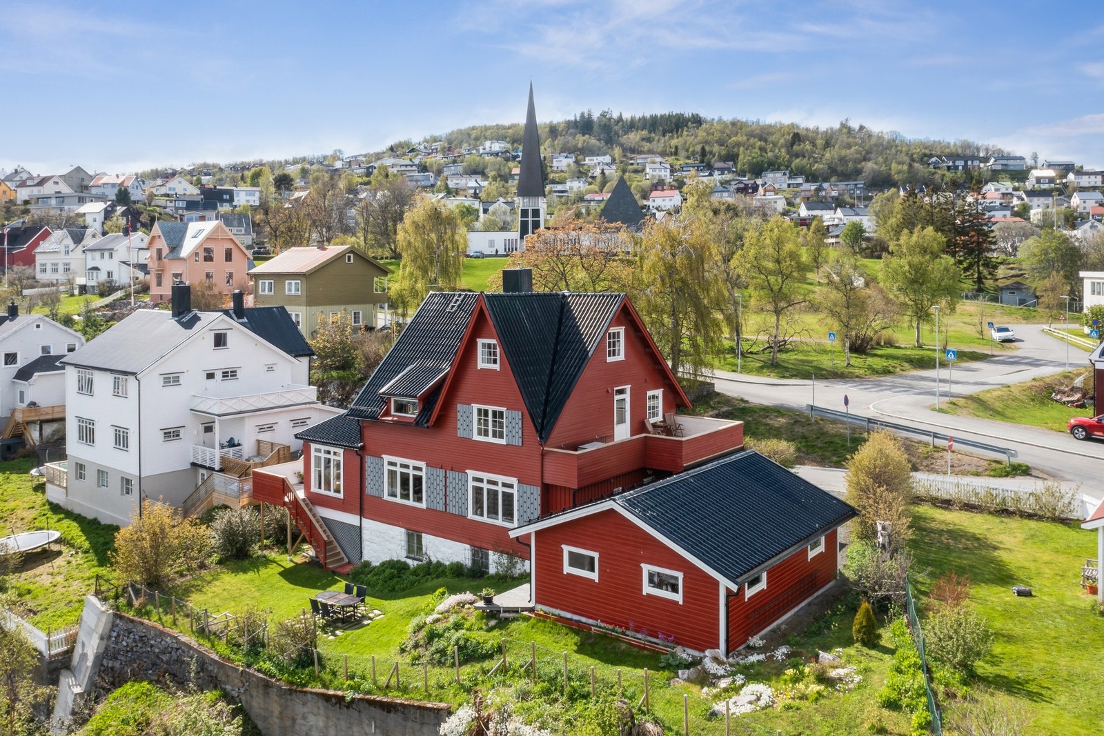 Her bor man med kort vei til skoler, barnehager, Kirkeparken, idrettsanlegg, byens fasiliteter, kulturliv og havnepromenade Galleribilde