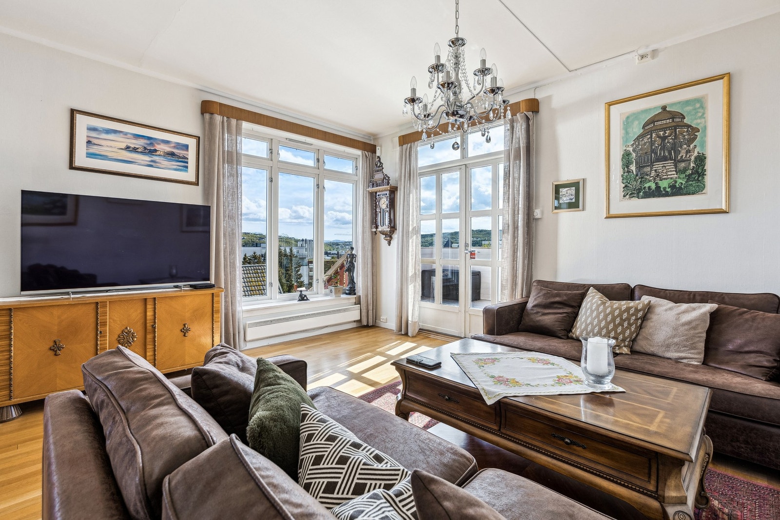 Boligen er romslig og gjennomført med mange bevarte originale detaljer, samtidig som den er modernisert med omtanke for husets opprinnelige stil Galleribilde
