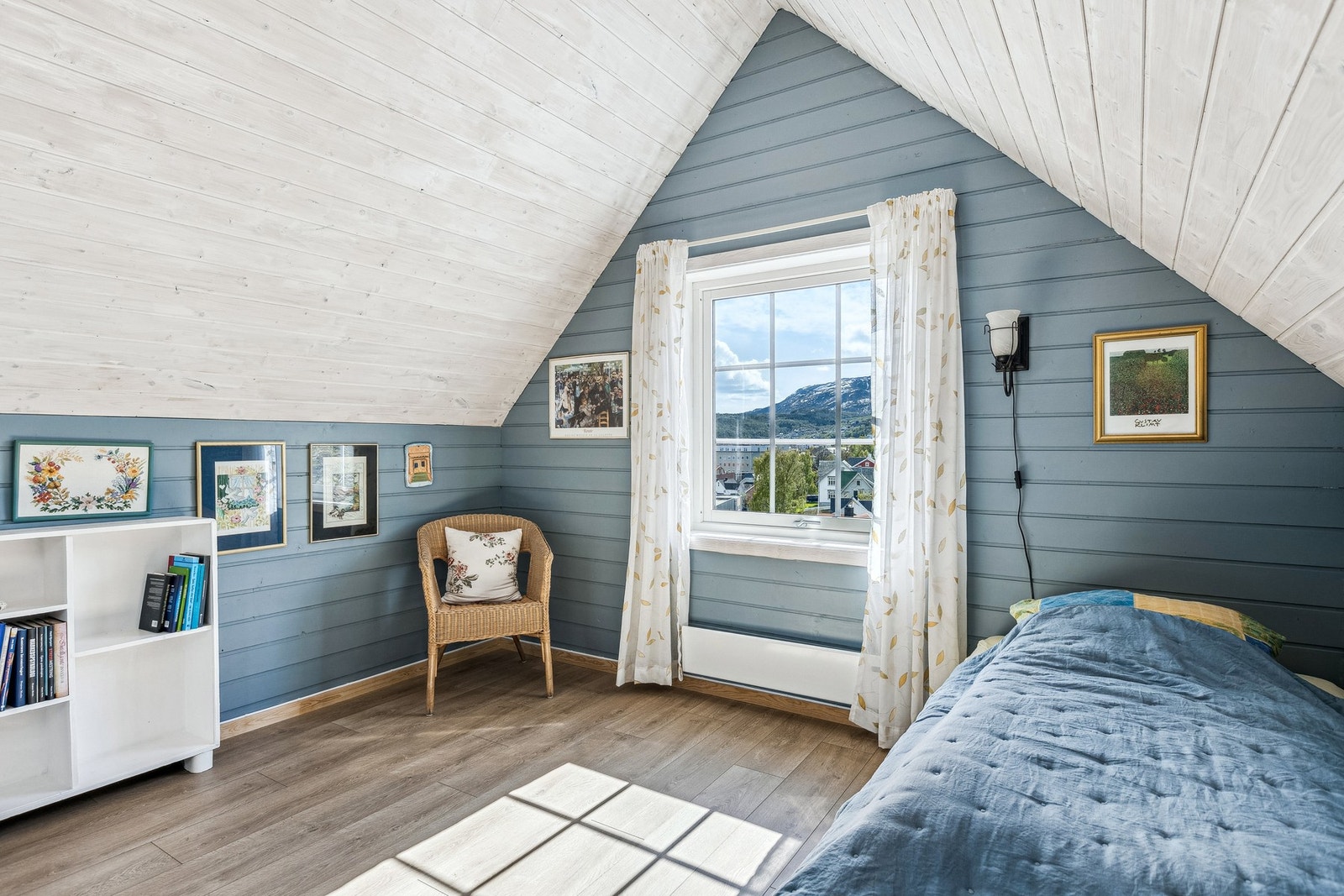 Soverom nr 5 i loftsetasjen(var pikerommet i tidligere tid) Galleribilde