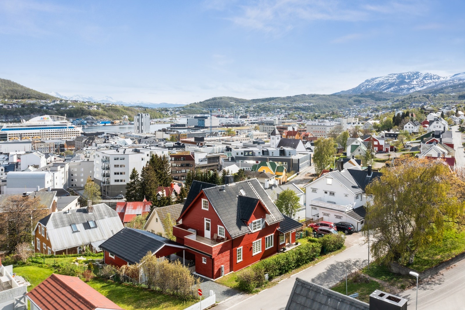 Eiendommen ligger på pynten, rett over sentrum i et av Harstads mest ettertraktede, sentrumsnære og barnevennlige boligområder Galleribilde