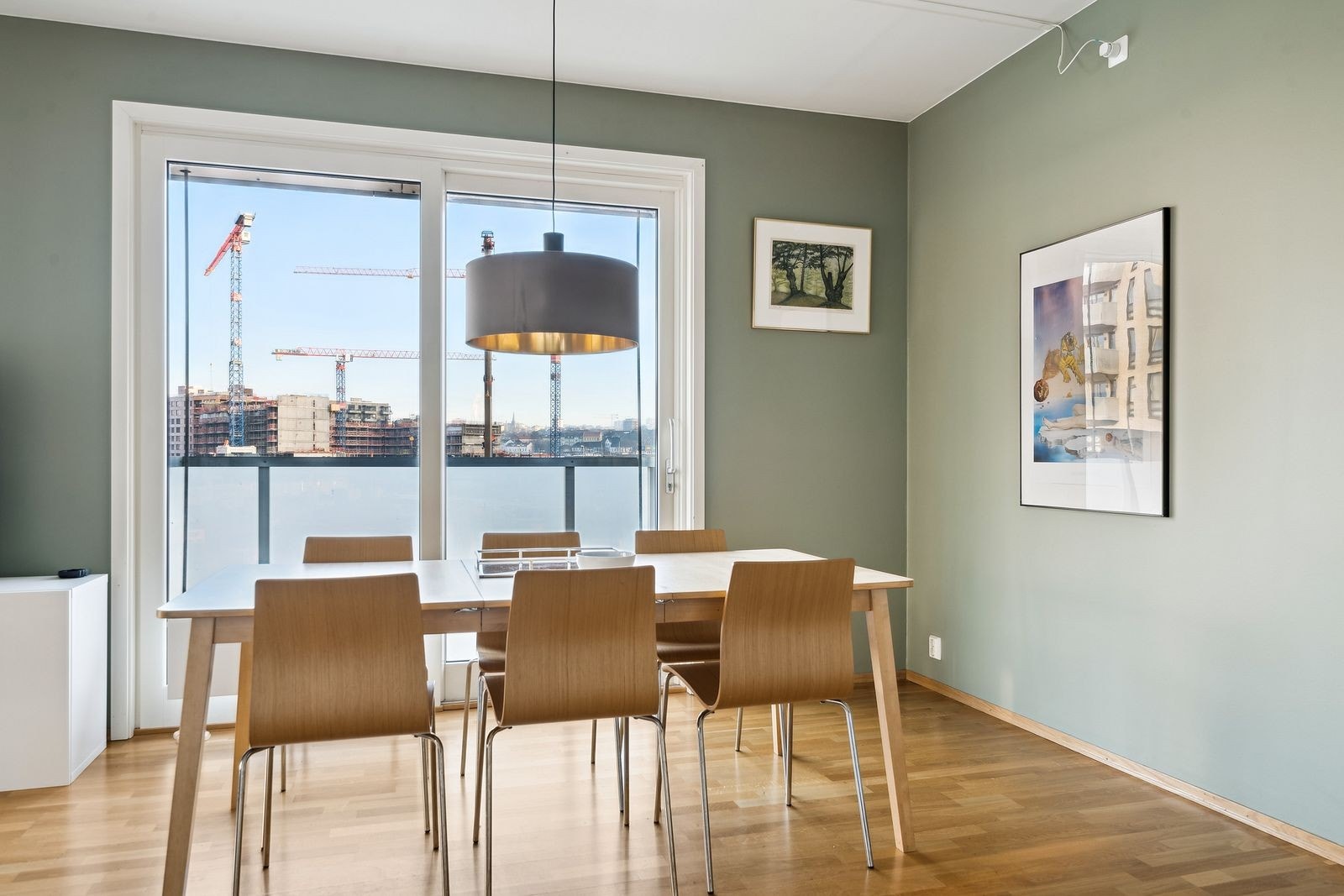 Spiseplass med utgang til liten koselig balkong. Galleribilde