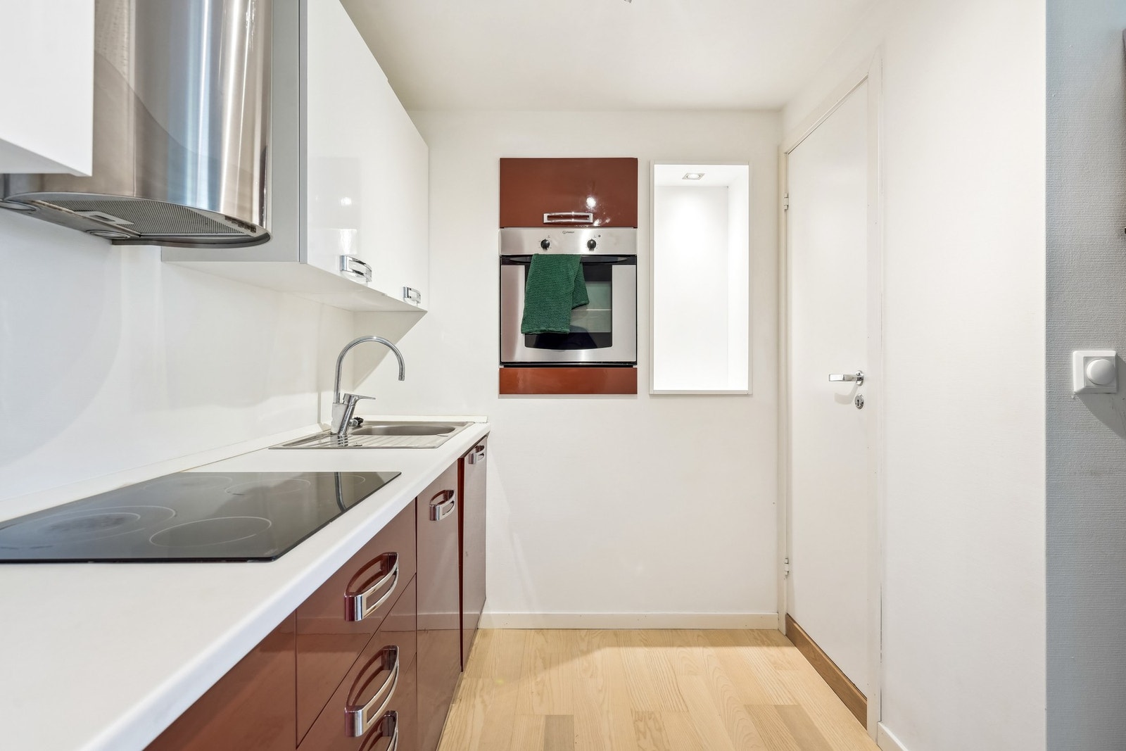 Rom innredet som kjøkken. Det gjøres oppmerksom på at kjeller er ulovlig innredet, etasjen er ikke en godkjent separat utleiedel og rommene er ikke godkjent til varig opphold. Galleribilde