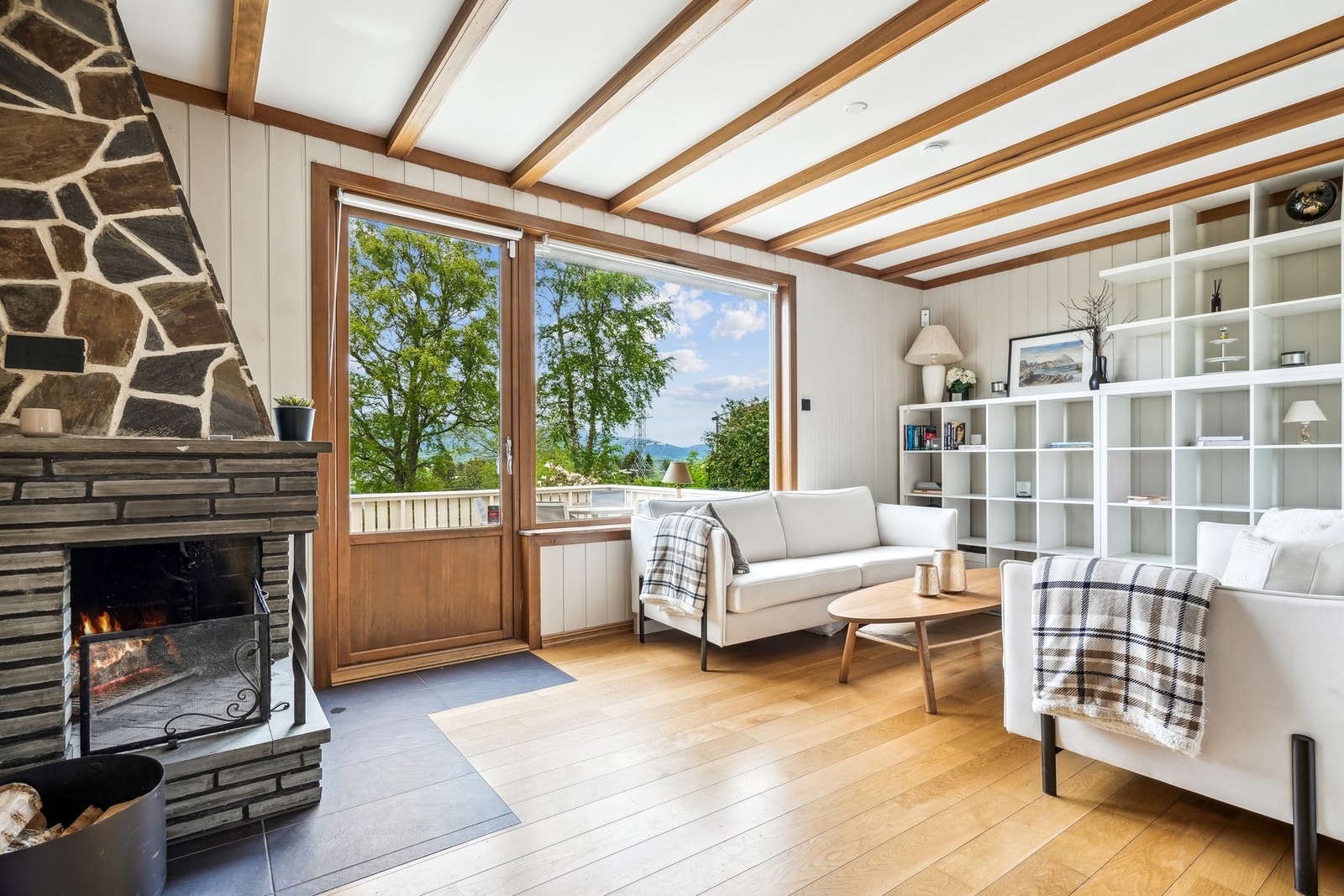 Fra stuen fører balkongdør ut til en stor terrasse. Galleribilde