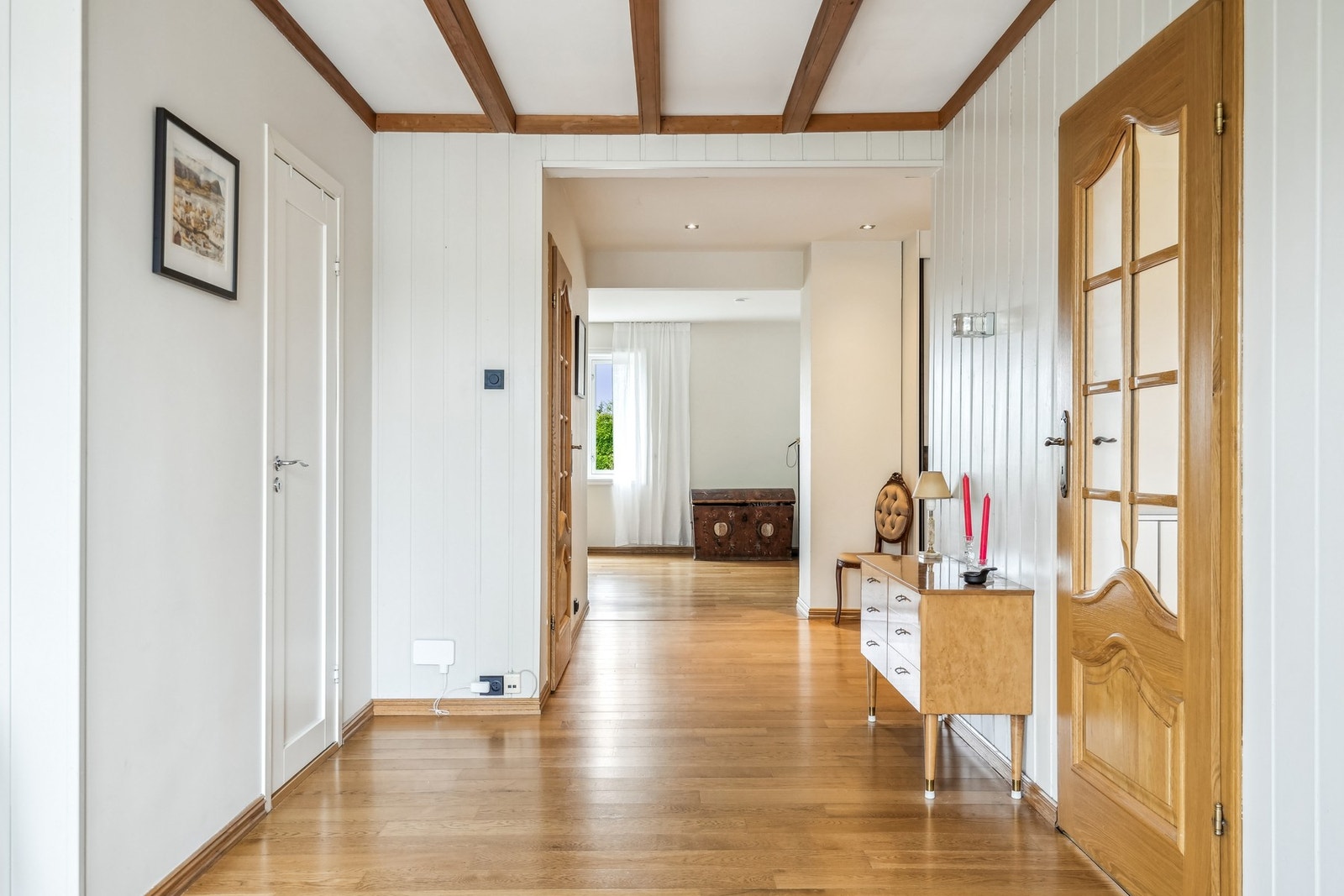 Bak døren til venstre finner du baderommet, og til høyre ligger kjøkkenet. Galleribilde