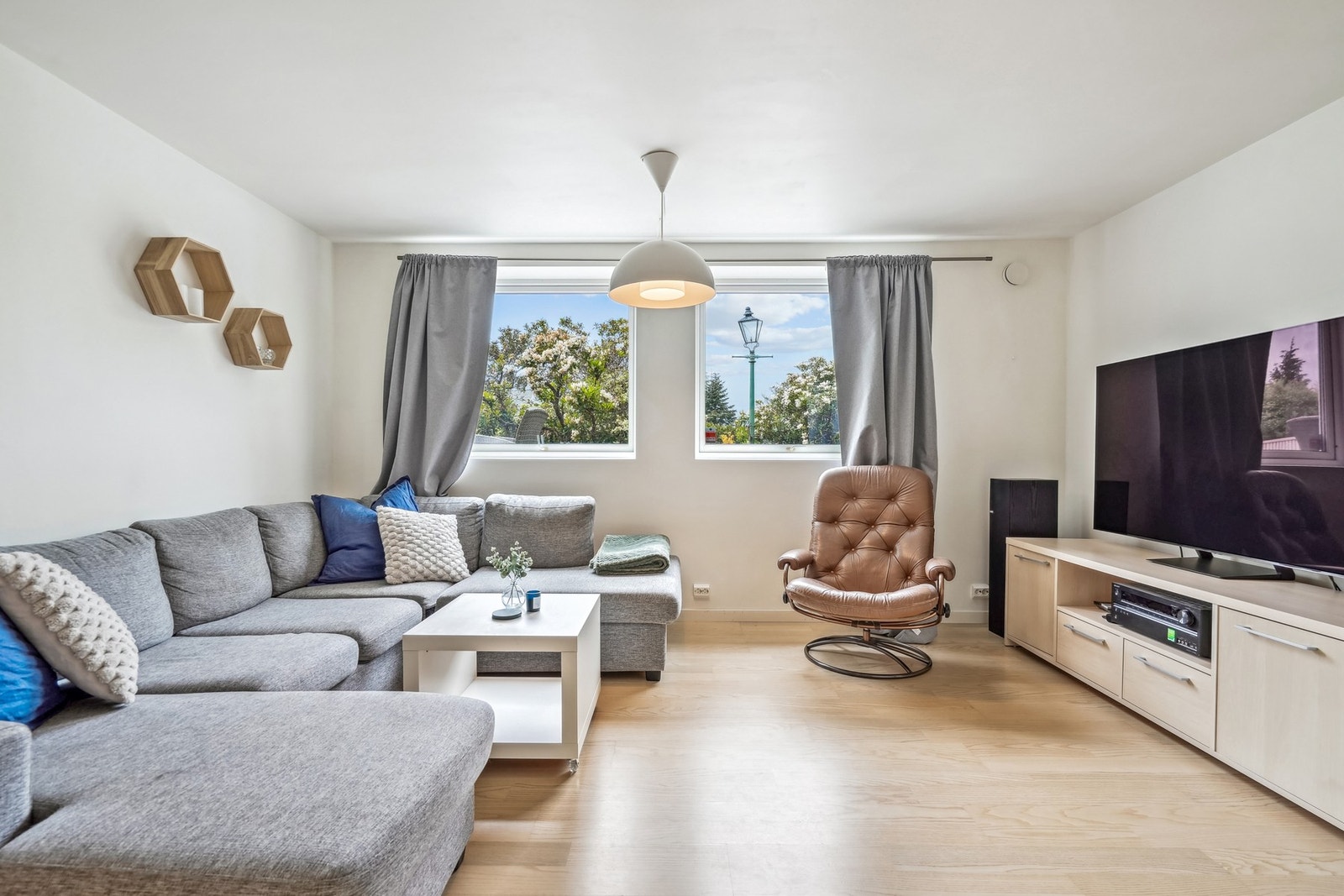 Rom innredet som stue. Det gjøres oppmerksom på at kjeller er ulovlig innredet, etasjen er ikke en godkjent separat utleiedel og rommene er ikke godkjent til varig opphold. Galleribilde