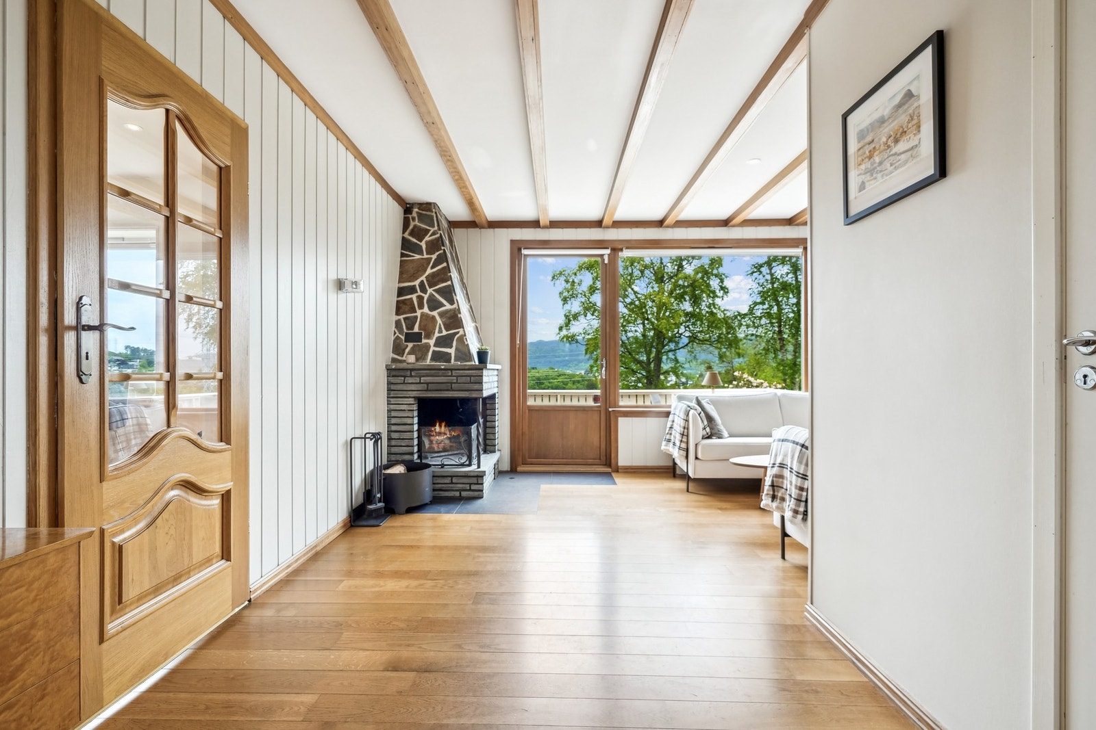 Vi beveger oss inn i den første av to stuer. Flott, åpen peis er det første som møter deg. Det gjøres oppmerksom på at begge pipene i boligen har fyringsforbud. Galleribilde