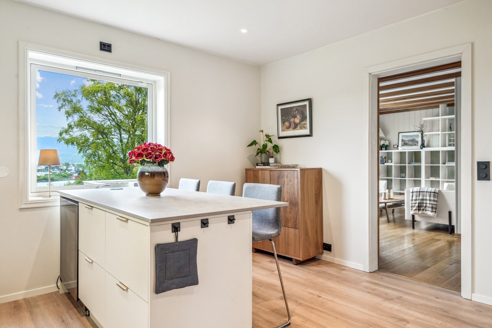 Kjøkkenet har i tillegg kjøkkenøy med vinskap. Galleribilde