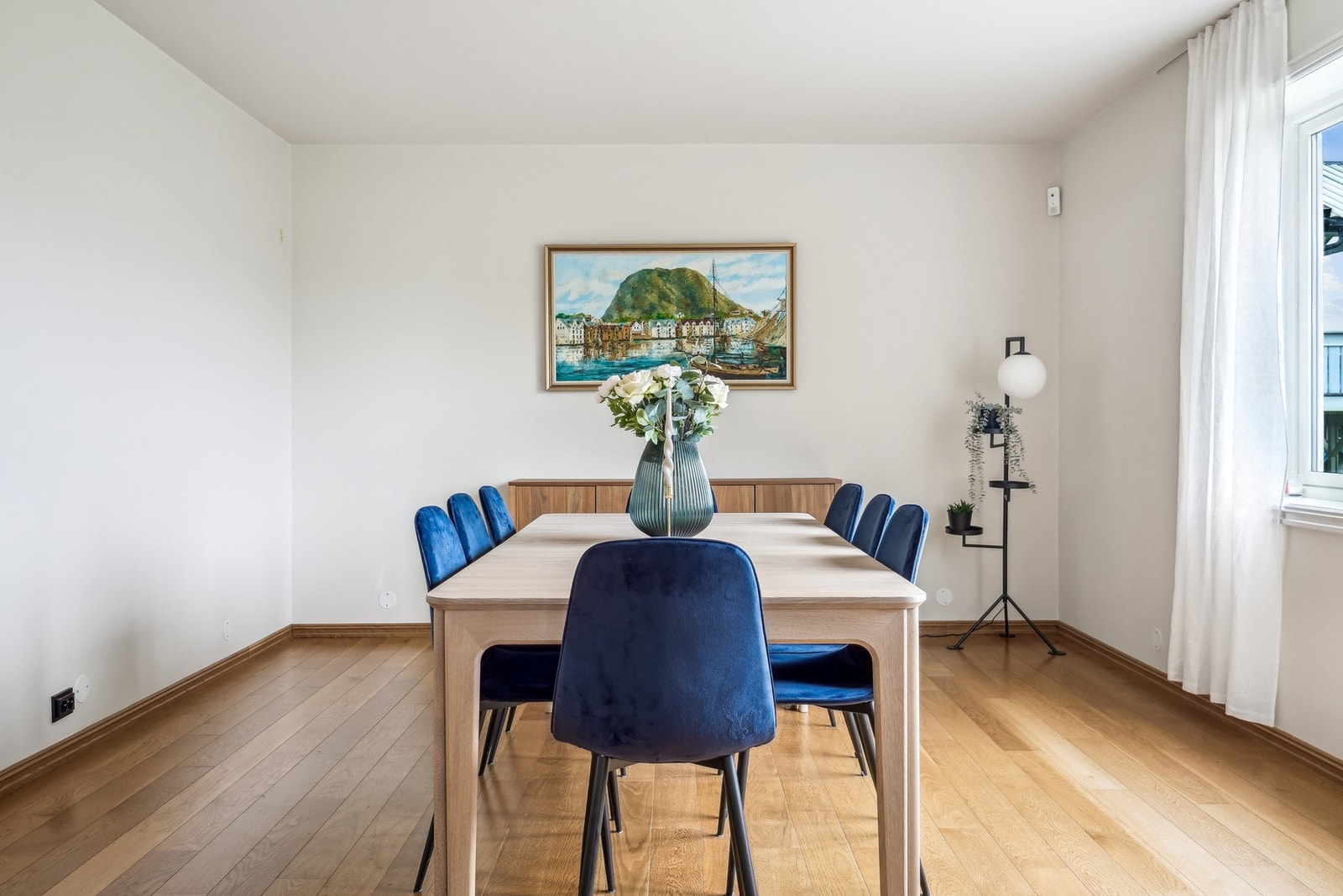 Størrelsen på rommet gir deg friheten til å velge spisebord etter behov og stil. Galleribilde