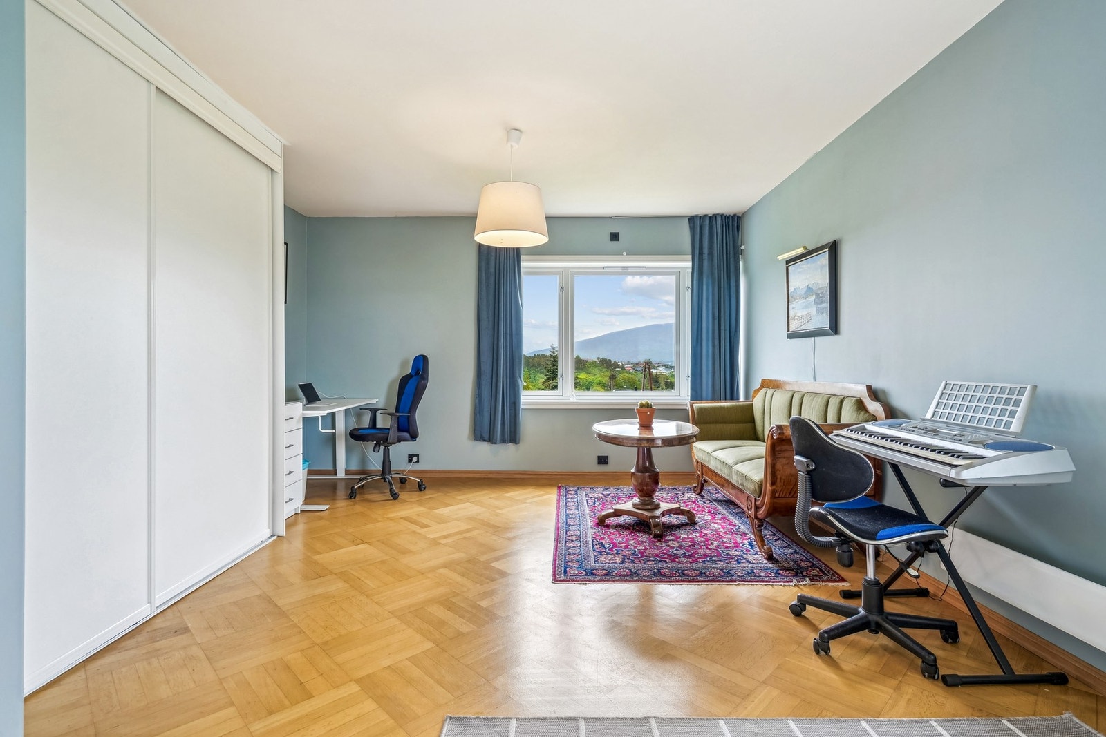 Soverom 2 utstyrt med skyvedørsgarderobe. Galleribilde