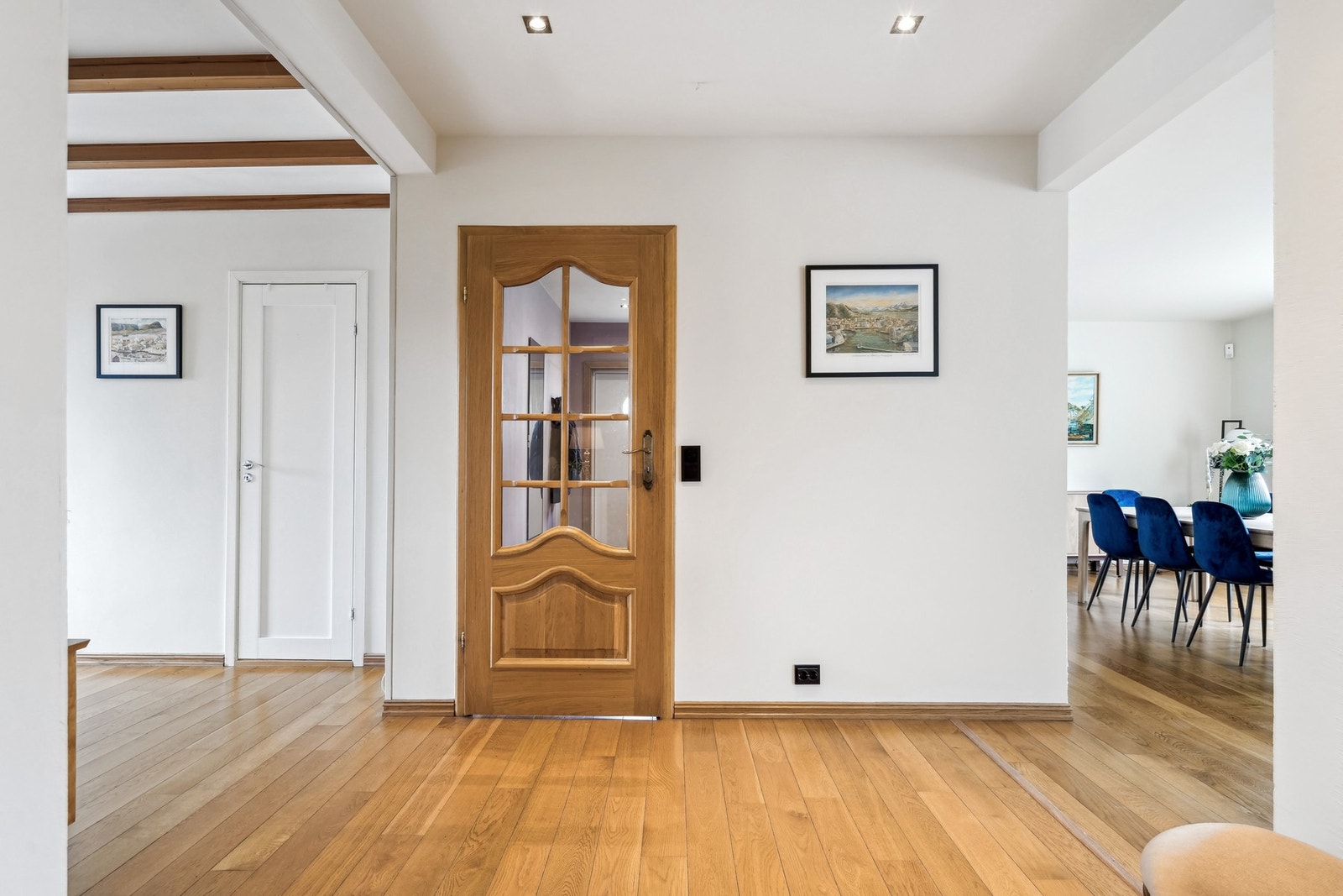 Gang mellom de to stuene, med entré rett fram. Passer det ikke med oppsatt visningstidspunkt? Ta kontakt med megler for å avtale privatvisning. Galleribilde