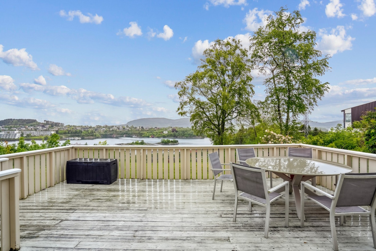 Terrassen strekker seg over omtrent 33 kvadratmeter, og gir deg plassen til ønsket utemøblement. Galleribilde