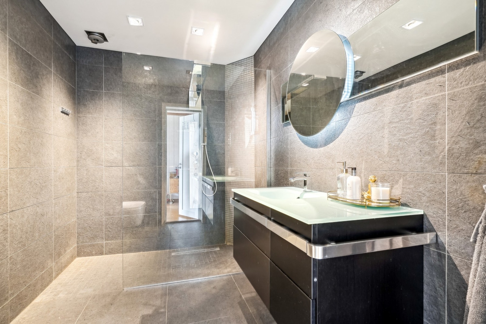 Dusjsonen er stor og utnytter plassen optimalt. Det er elektrisk avtrekk på badet. Galleribilde