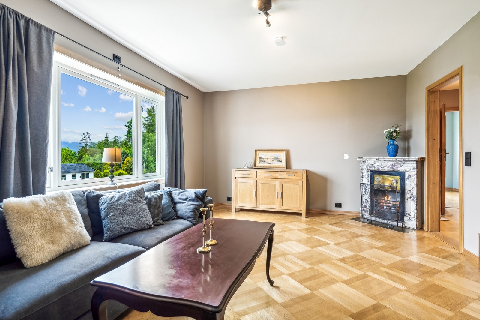 Flott peis i utførelse av marmor. Det gjøres oppmerksom på at begge pipene i boligen har fyringsforbud. Galleribilde