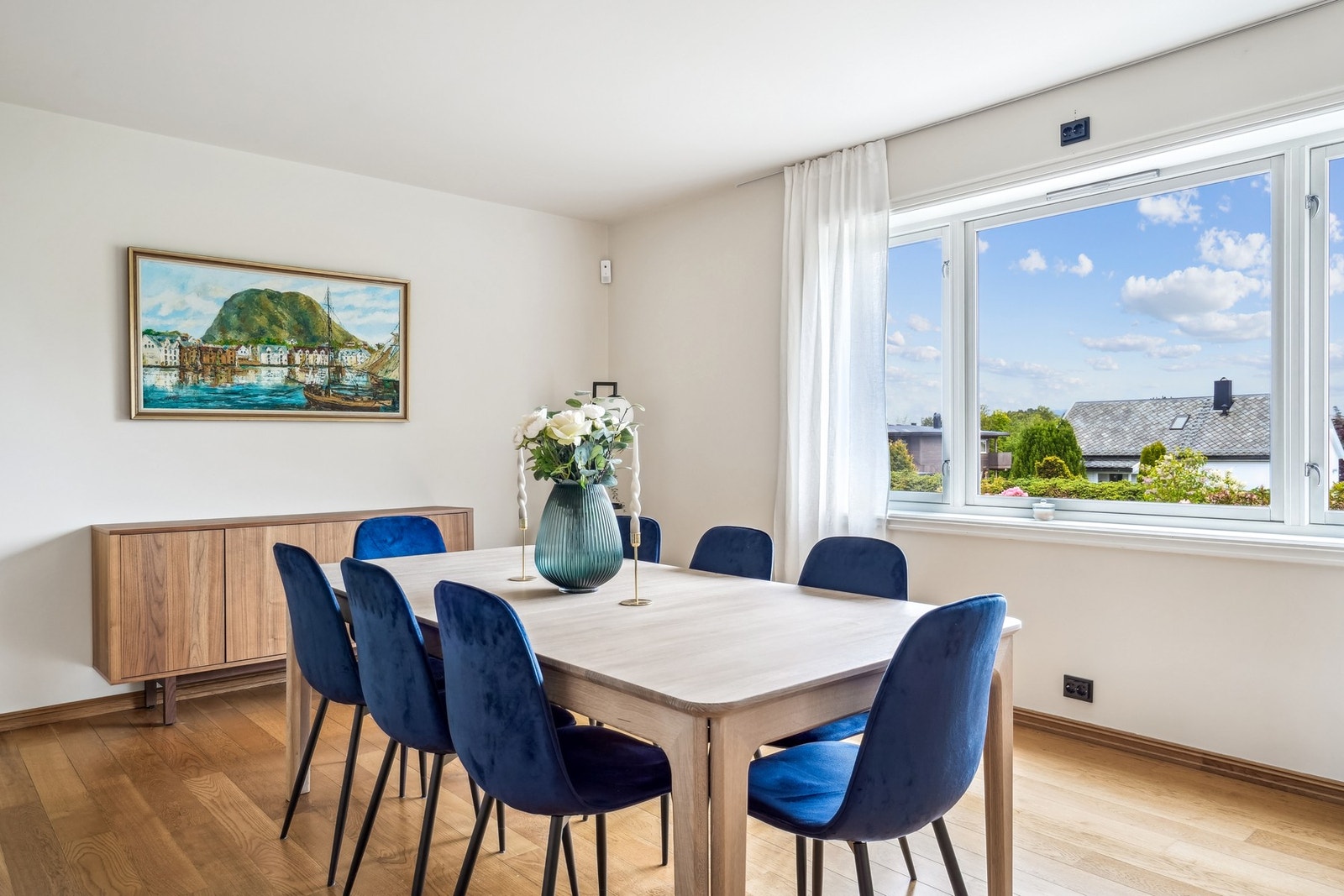 Den andre stuen er stor med sine 41 kvadratmeter, og gir deg flere møbleringsmuligheter. Galleribilde