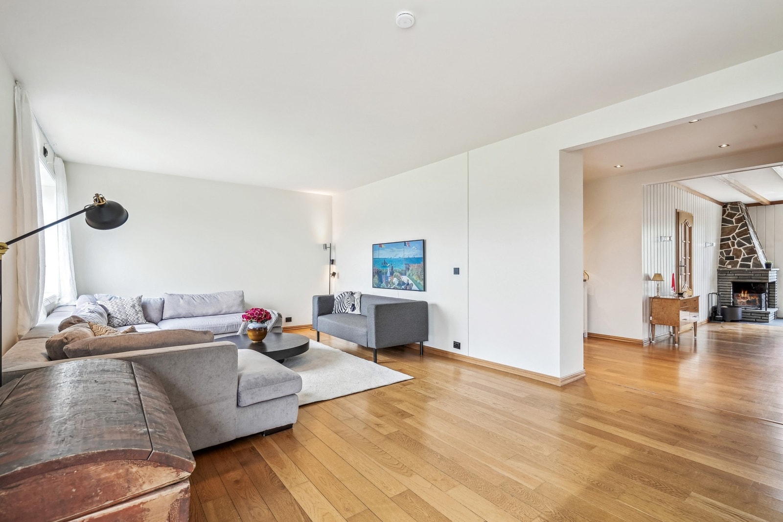 Den andre delen av stuen egner seg ypperlig som TV-stue og sofakrok. Galleribilde