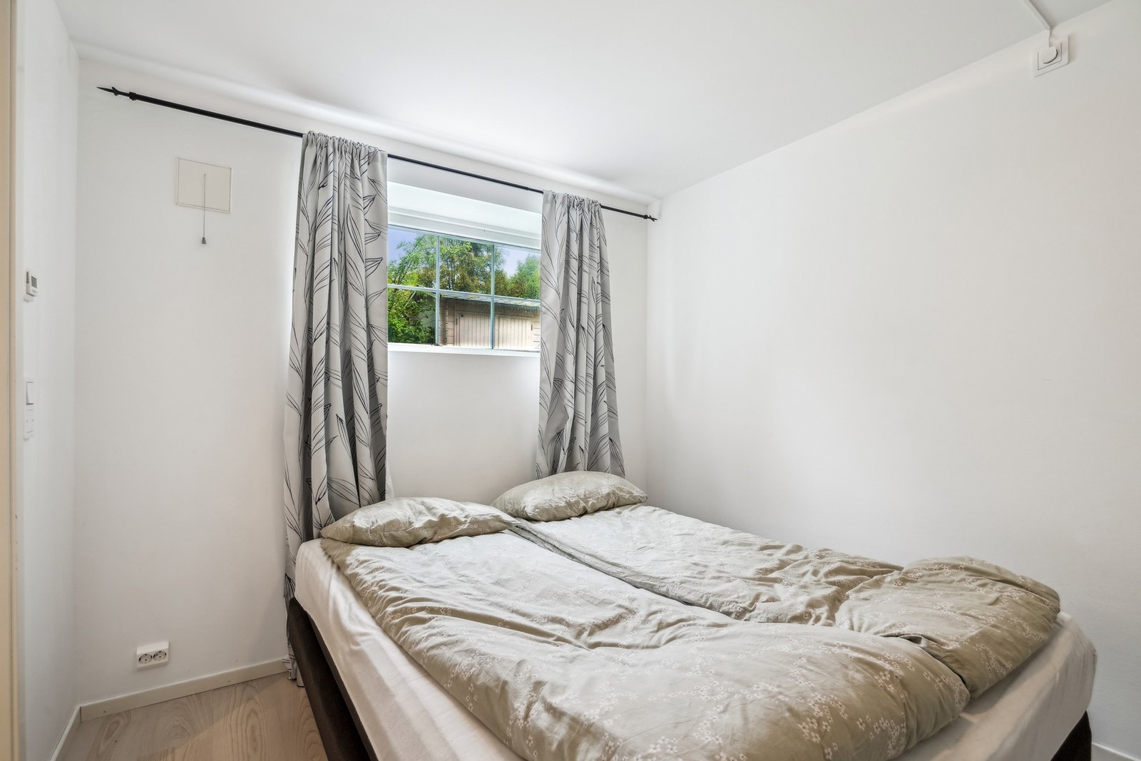 Rom innredet som soverom. Det gjøres oppmerksom på at kjeller er ulovlig innredet, etasjen er ikke en godkjent separat utleiedel og rommene er ikke godkjent til varig opphold. Galleribilde