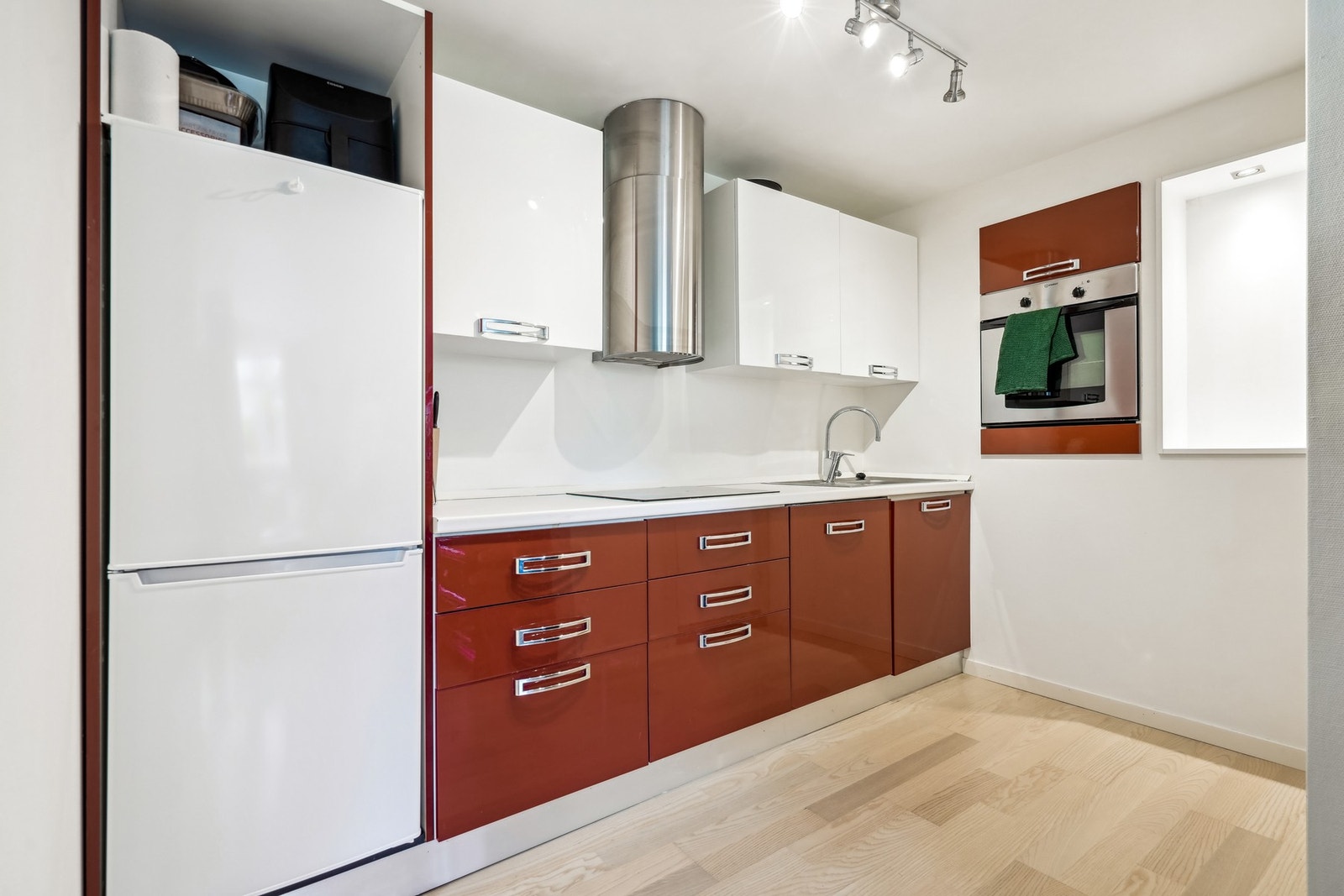 Rom innredet som kjøkken. Det gjøres oppmerksom på at kjeller er ulovlig innredet, etasjen er ikke en godkjent separat utleiedel og rommene er ikke godkjent til varig opphold. Galleribilde