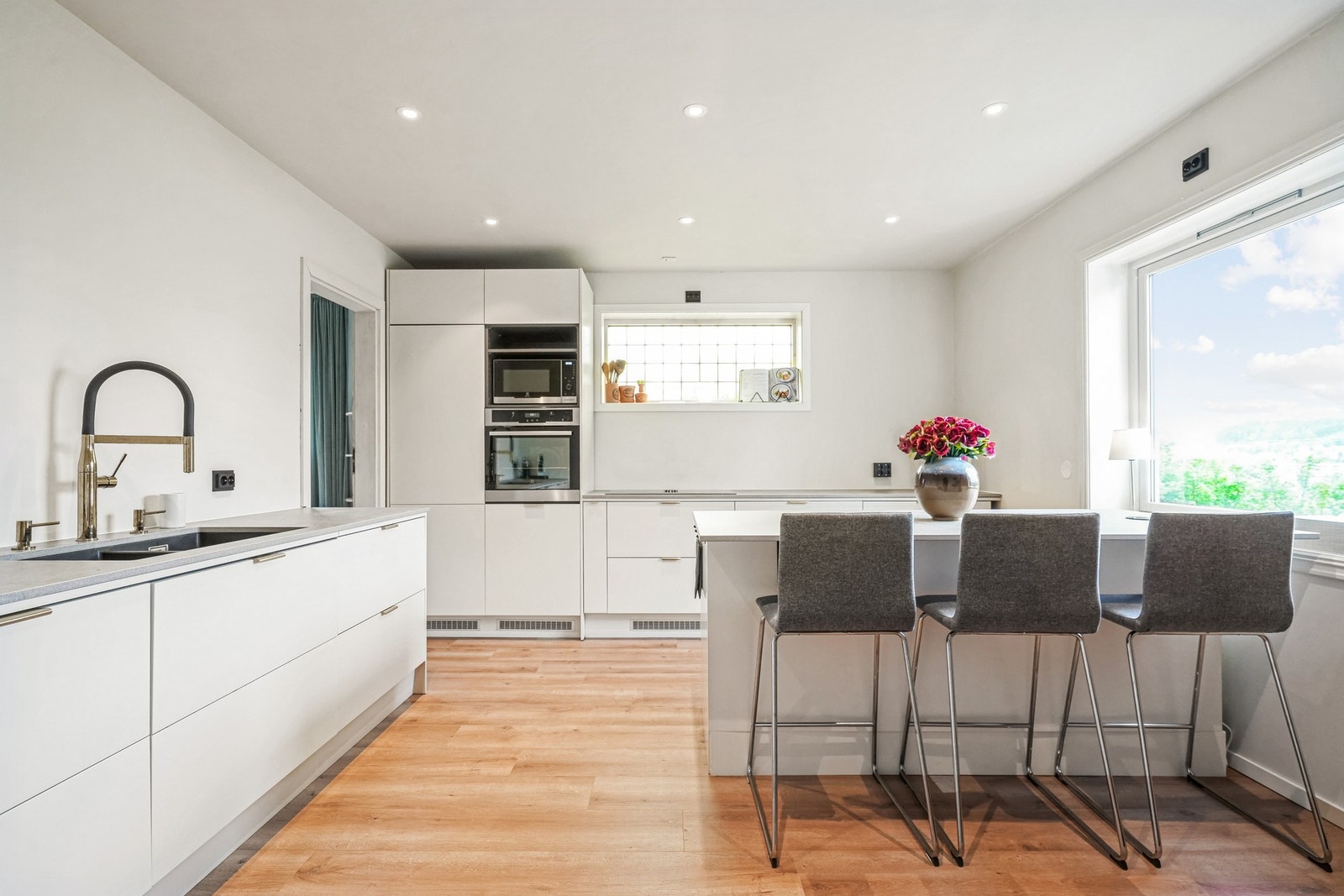 Kjøkkenet fremstår som luftig, med smarte løsninger og rikelig med arbeidsflate. Galleribilde