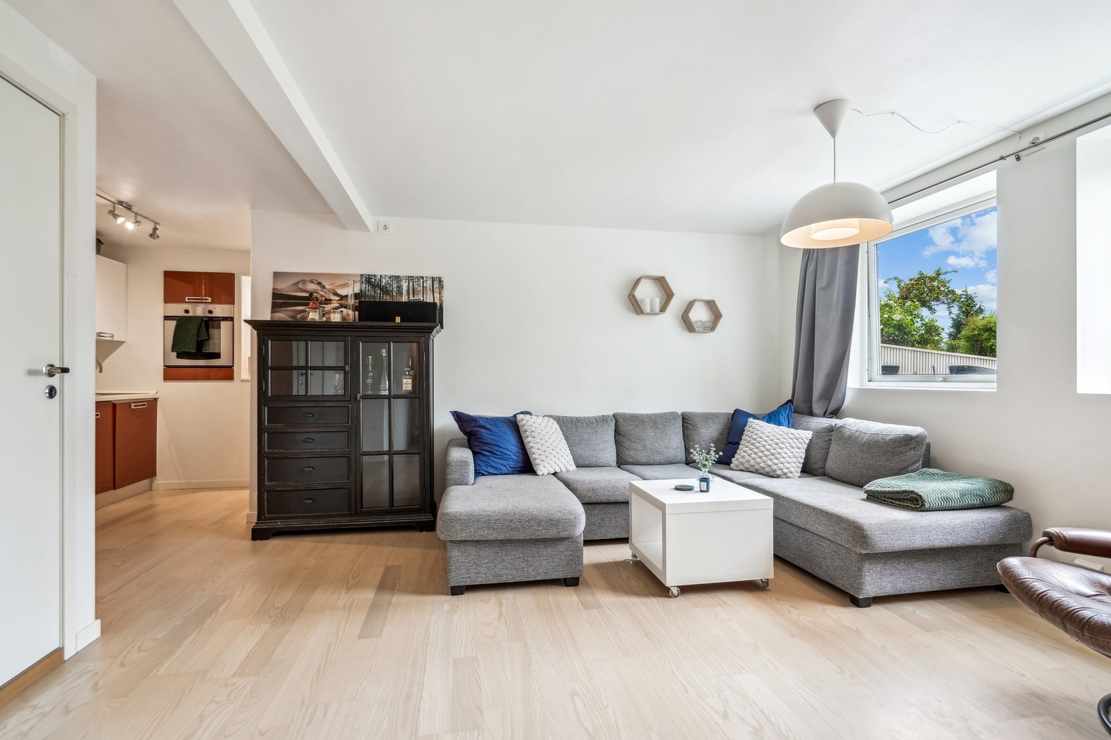 Stue. Det gjøres oppmerksom på at kjeller er ulovlig innredet, etasjen er ikke en godkjent separat utleiedel og rommene er ikke godkjent til varig opphold. Galleribilde