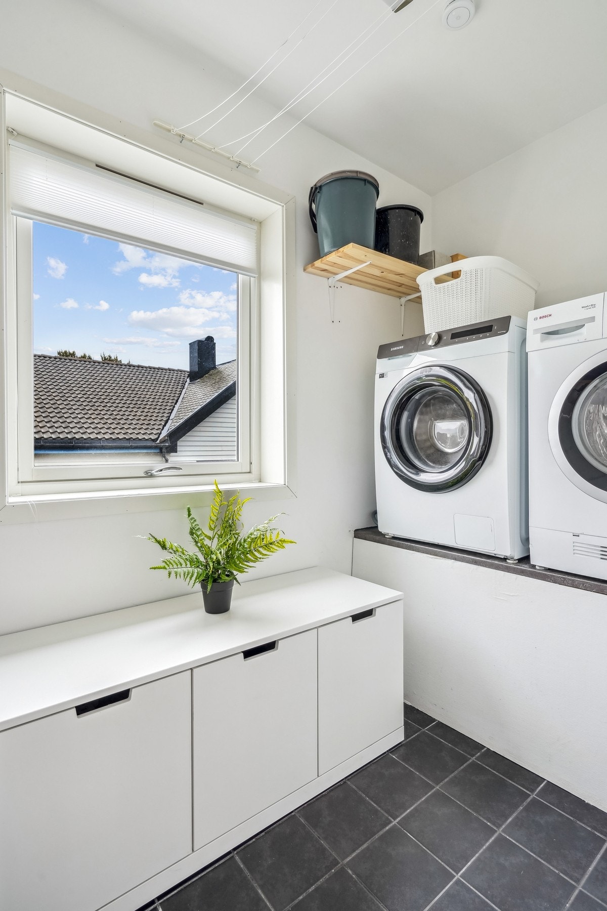 Vaskerommet har god plass til både vaskemaskin, tørketrommel og oppbevaring. Galleribilde