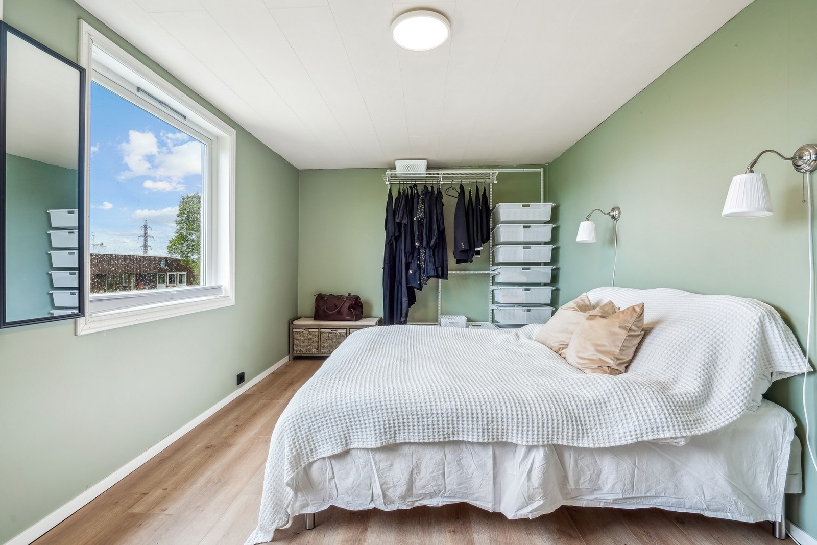 Soverom 3, her med smarte og praktiske garderobeløsninger. Galleribilde