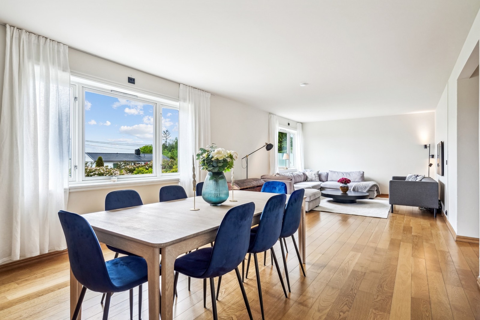 Kombinasjonen av store vinduer og lyse vegger gir en innbydende atmosfære. Galleribilde