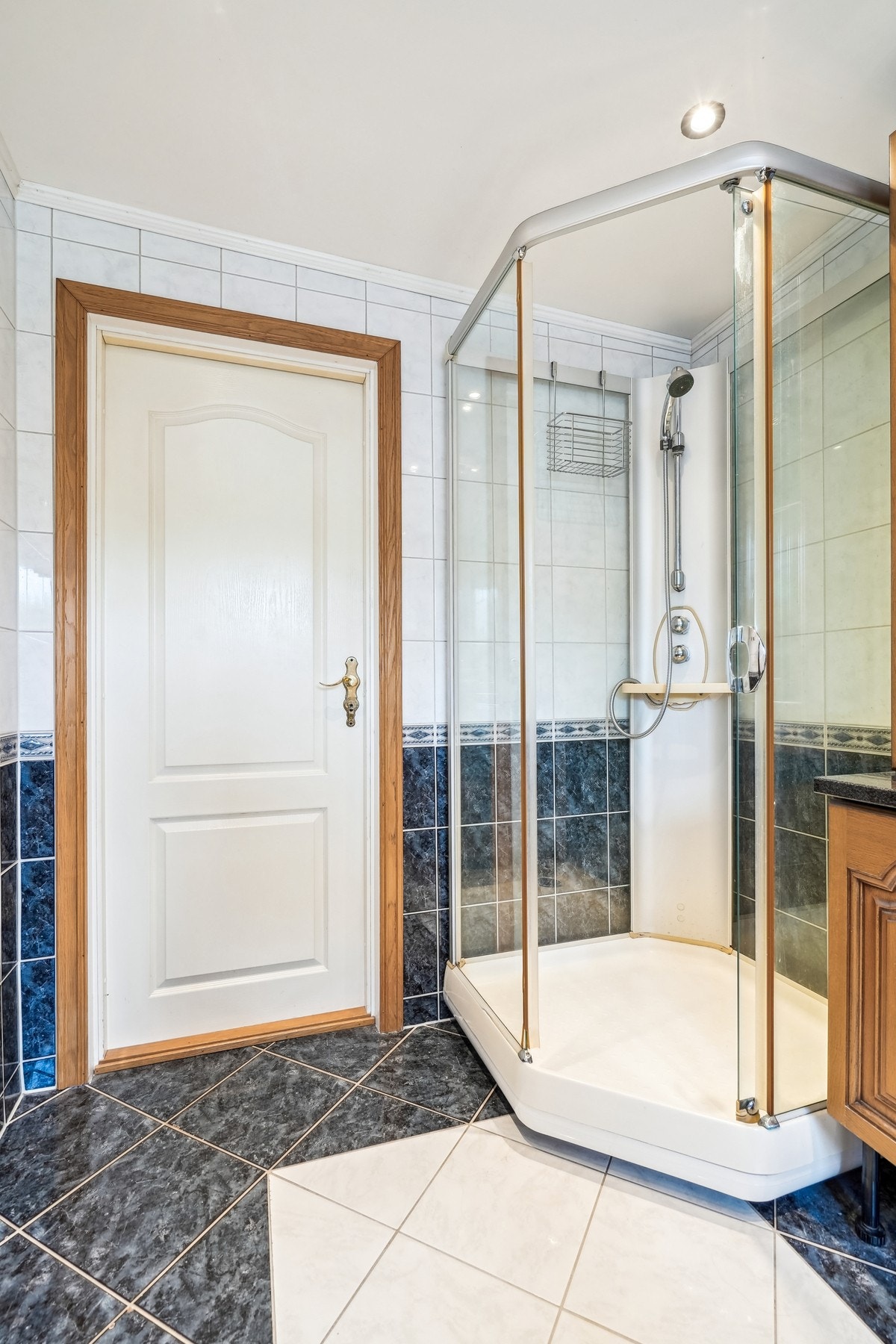 Dusjkabinettet gjør baderommet komplett og funksjonelt. Galleribilde