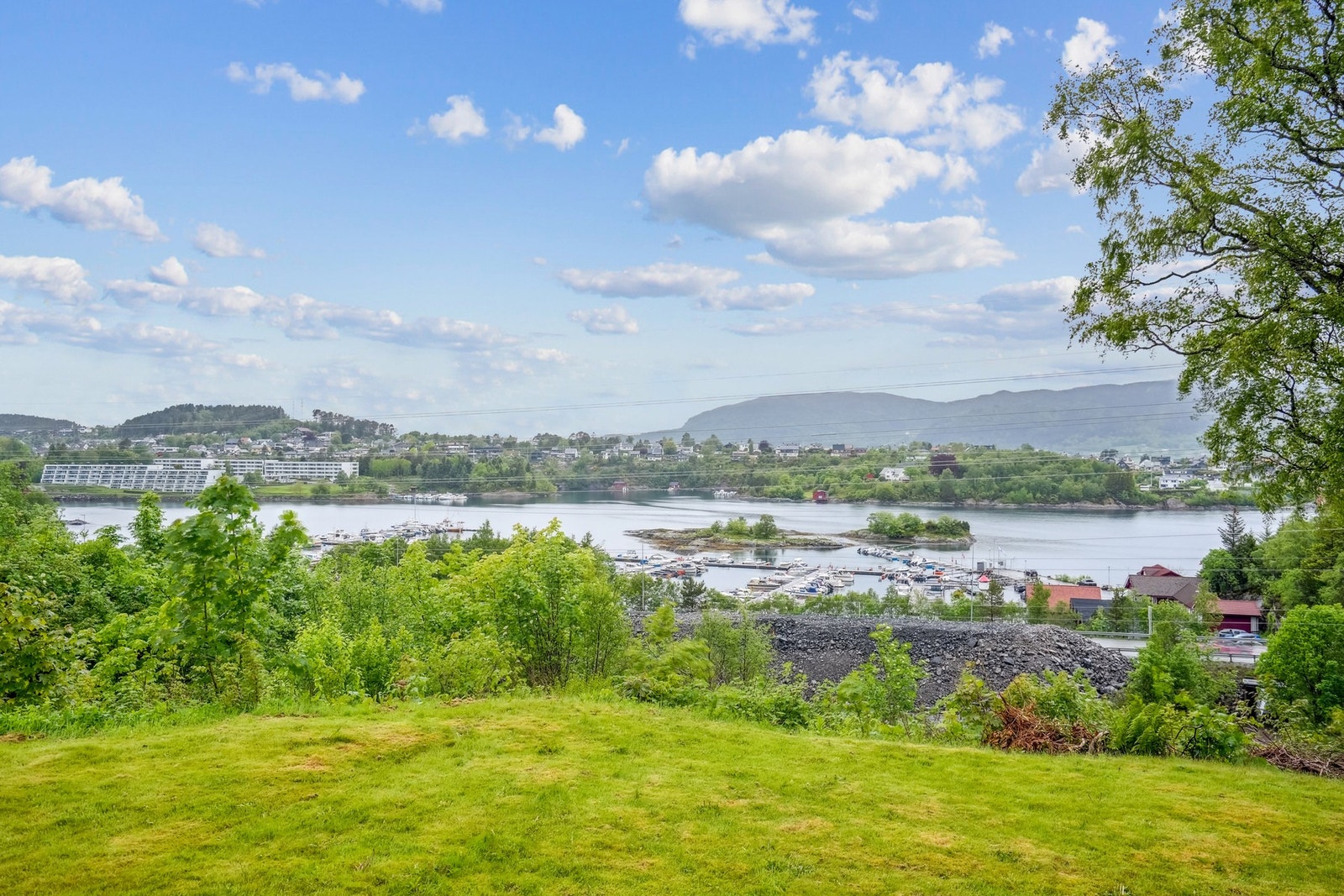 Eiendommen kan friste med gode solforhold og en flott utsikt mot Gåseidvika, fjell og båttrafikken i småbåthavnen. Galleribilde