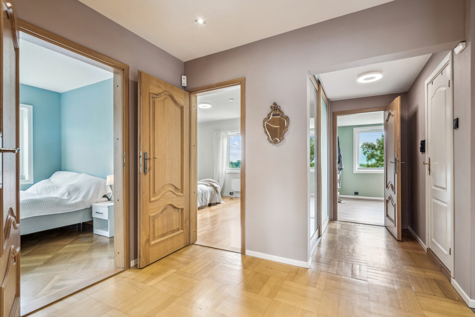 I 2.etasje finner du fire soverom, vaskerom og bad nummer to. Selve gangen oppleves som romslig. Galleribilde