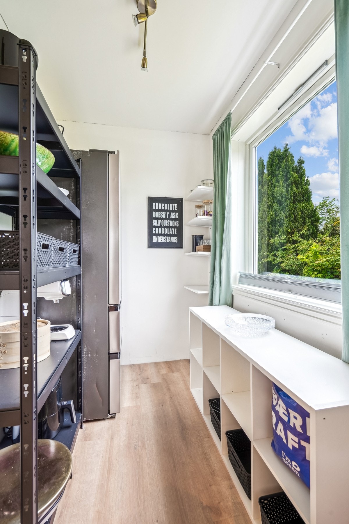 Praktisk bod i tilknytning kjøkken. Galleribilde