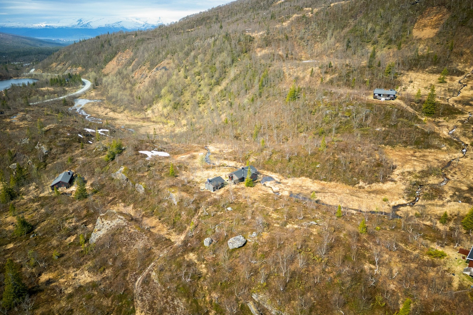 Opplev denne sjarmerende hytta og dens fantastiske beliggenhet selv. Kom på visning og la deg inspirere av den uforglemmelige utsikten og den fredfulle atmosfæren ? ditt nye fristed venter! Galleribilde