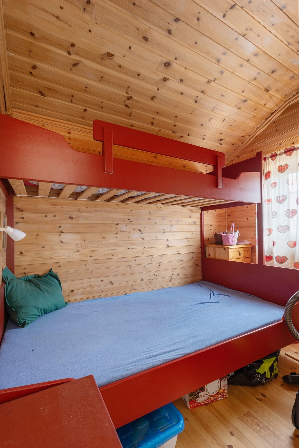 Hyttens andre soverom rommer god plass til familie køyeseng som gir rom for flere sengeplasser Galleribilde