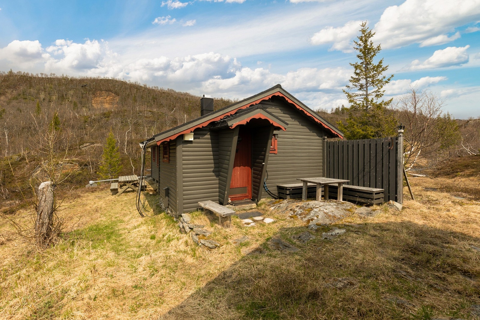 Wallas parafinovn med hyttevokteren kan
man ringe hytta varm og glemme problemene med fyrstikker, tennvæske, fuktig
sengetøy og duggete vinduer Galleribilde