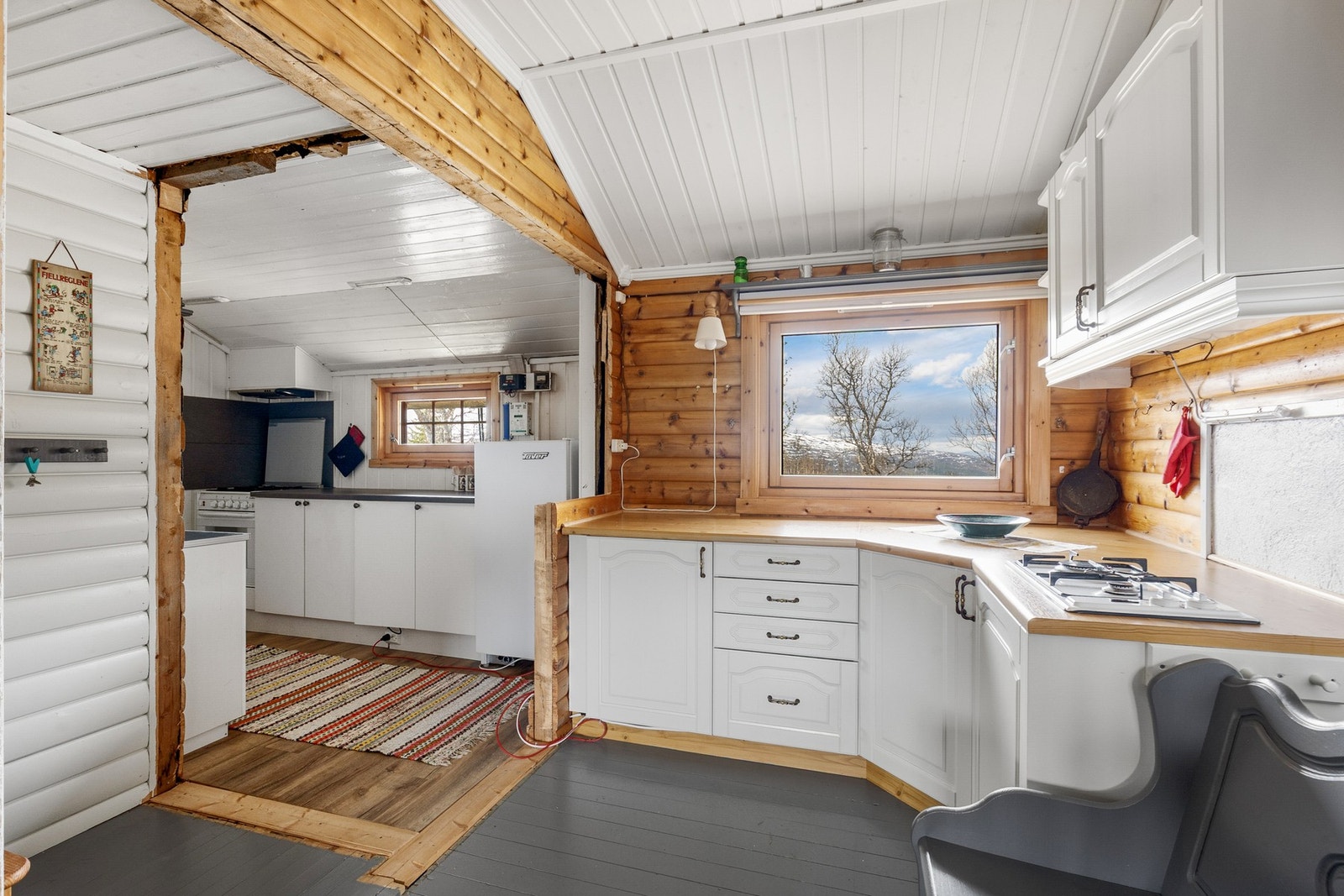 Kjøkken med gassovn og kjøleskap Galleribilde