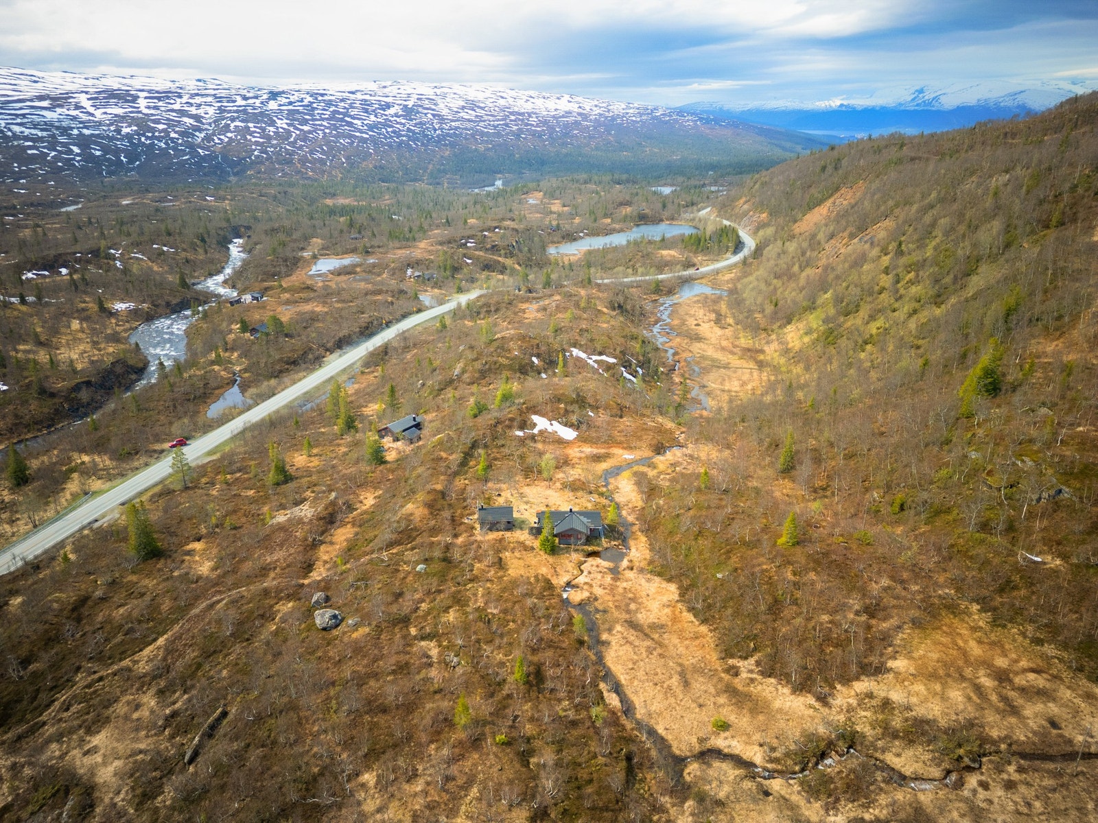 Hytta ligger idyllisk til i skogen, omgitt av frodig natur og majestetiske trær. Perfekt for de som søker ro og nærhet til naturen, med muligheter for naturopplevelser rett utenfor døren. Galleribilde