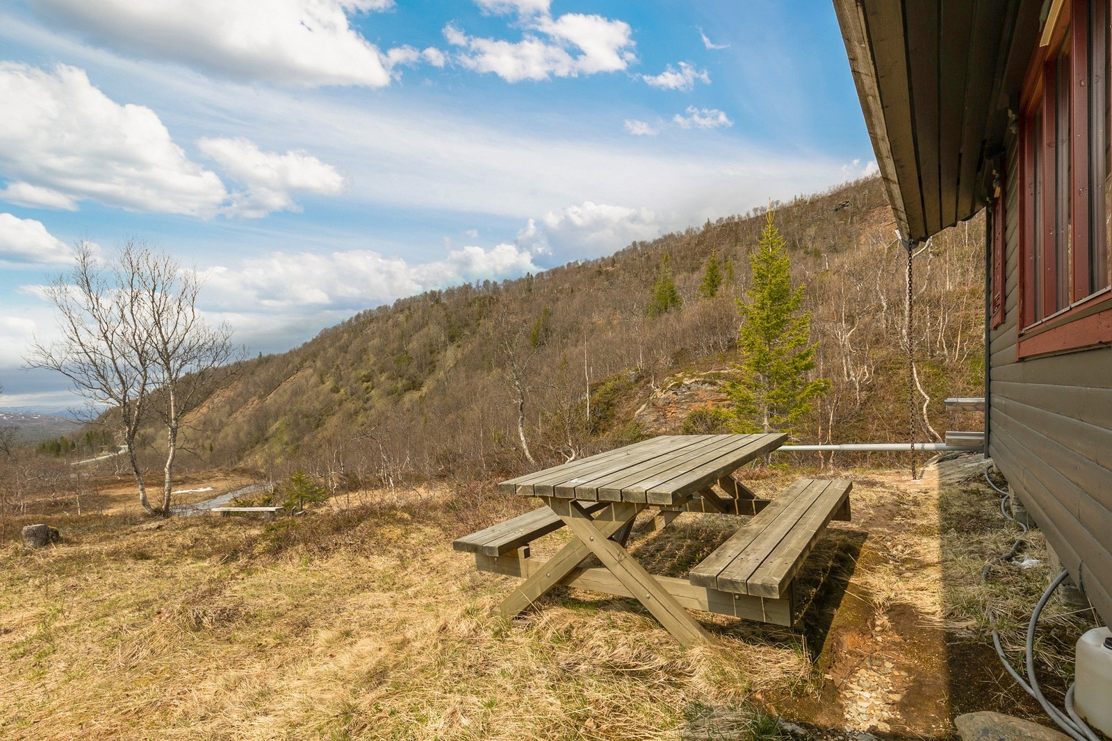 Fott uteområde med plass til sittegrupper, der du kan nyte den friske luften og naturskjønne omgivelser Galleribilde