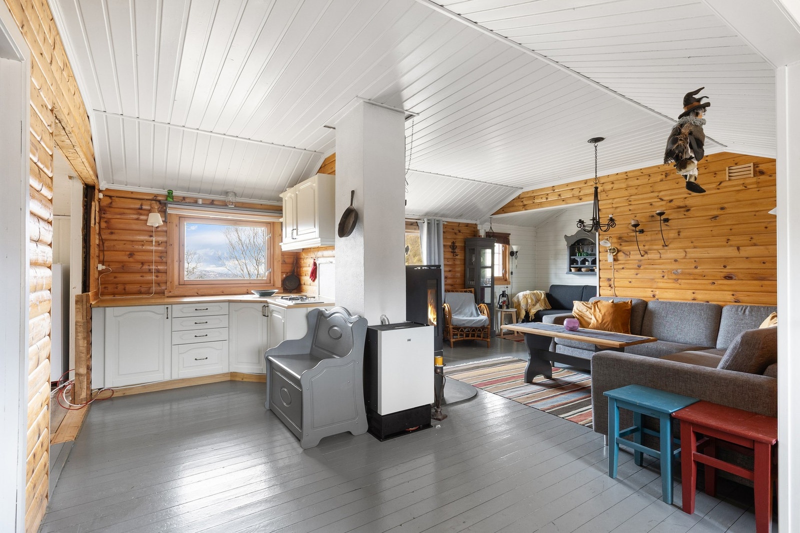 Godt med naturlig lys inn fra store vindusflater | Ny mindre kjøkkeninnredning medfølger salget Galleribilde