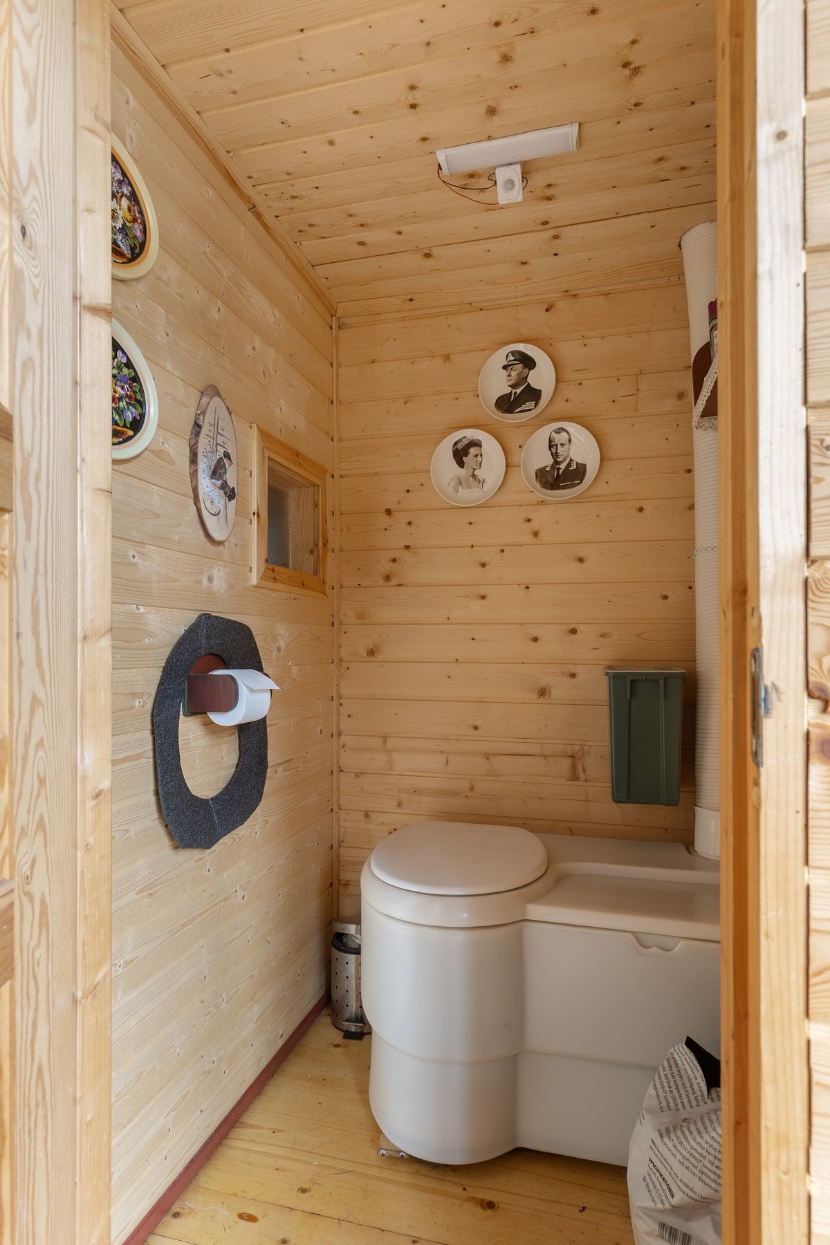 Praktisk toalettrom i hyttens uthus Galleribilde